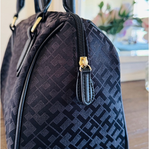 TOMMY HILFIGER BLACK BOWLER SATCHEL - Picture 3 of 7